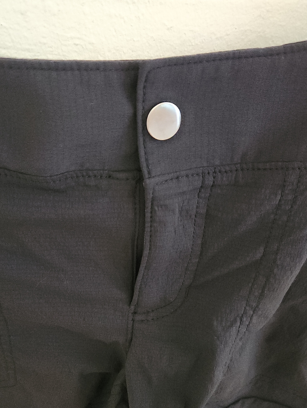 Athleta Trekkie Cuffed Black Hiking Shorts Zip Poxkets Size 8 - Picture 5 of 9